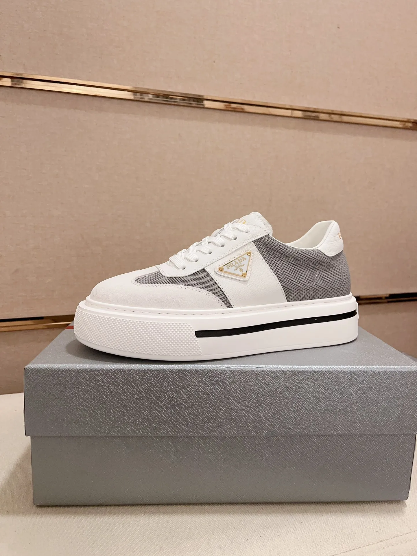 Men's shoes 💰 580💰 ✔️✔️✔️Higher version High-quality new PRADA (Prada) counters are launched simultaneously. The new men's shoes and 😘 fabrics are made of high-tech glue-spraying technology. Lining: Full cowhide lining. 👍🏿 High-end ☄️ air-cushion molded anti-slip rubber outsole, exquisite lines, simple and elegant, comfortable and high-end for leisure travel. Code number: 38 to 44 (45 can be customized and cannot be returned or exchanged)